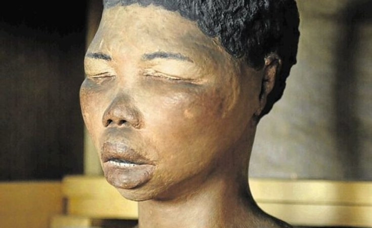 Trong môi trường khắc nghiệt và thiếu nhân đạo như vậy, sức khỏe của Sarah Baartman ngày càng suy yếu. Làn da của cô trở nên đen sạm do phơi nắng quá nhiều, cơ thể cũng trở nên yếu ớt do phải biểu diễn quá sức. Cuối cùng, Sarah Baartman ra đi trong sự lạnh nhạt và chế giễu của thế giới, khi mới 26 tuổi.