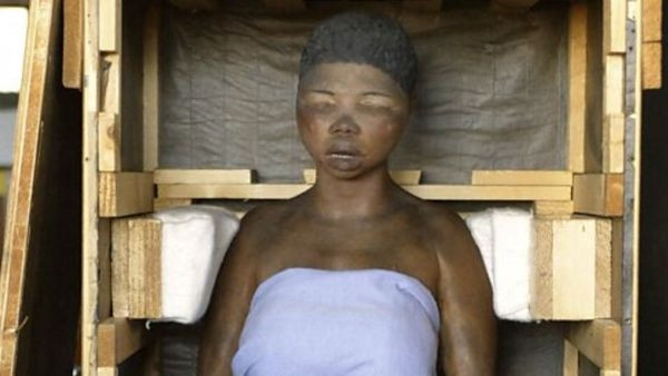 Thật đau lòng, cái chết của Sarah Baartman không mang đến cho cô sự bình yên. Thi thể của cô được chuyển đến các cơ quan nghiên cứu khoa học, thậm chí còn bị mổ xẻ và biến thành mẫu vật, tất cả chỉ để phục vụ cho nhu cầu "chiêm ngưỡng" và "nghiên cứu" của nhiều người. Cuộc đời của cô đối với họ dường như chỉ là một sản phẩm thí nghiệm chứ không phải là một cá nhân với máu thịt và trái tim.