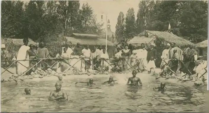 Ban đầu, Sarah Baartman không hề biết rằng mình sẽ trở thành công cụ cho sự tò mò và khai thác của người khác. Cô chỉ là một phụ nữ Nam Phi bình thường, sống cuộc sống nghèo khó ở vùng quê. Mặc dù cuộc sống không sung túc, trái tim cô vẫn tràn đầy niềm vui và hạnh phúc. Cho đến một ngày, một nhà thám hiểm người Anh tìm đến cô, hứa hẹn rằng nếu đến phương Tây, cô sẽ có cuộc sống tốt đẹp hơn và có cơ hội giúp đỡ nhiều người dân châu Phi khác.