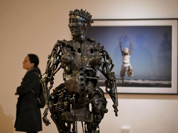 Mặc dù câu chuyện của Sarah Baartman xảy ra vào thế kỷ 19, nhưng những gì cô trải qua lại là lời cảnh tỉnh cho xã hội hiện đại. Cùng chia sẻ câu chuyện của Sarah Baartman và thúc đẩy mọi người quan tâm và suy ngẫm về phân biệt giới tính, phân biệt chủng tộc và sự vật hóa cơ thể. Hãy cùng nỗ lực xây dựng một thế giới tốt đẹp hơn, bao dung hơn cho tất cả mọi người. Trong ảnh là tượng "nữ thần châu Phi" Sarah Baartman trong bảo tàng.