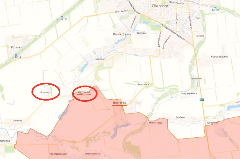 Tình hình tại Pishchane đang đe dọa nghiêm trọng đến sự an toàn của tuyến phòng thủ cuối cùng ở phía nam Pokrovsk. Tuyến phòng thủ này được xây dựng dựa trên bốn khu định cư Volkovо - Pishchane - Belsikа - Dachinske. Trong đó, Dachinske đã bị chiếm, còn Pishchane thì phần lớn đã rơi vào tay Quân đội Nga. Từ Pishchane, quân Nga giờ đây có thể tấn công vào sườn của Volkovо. Ảnh: Topwar.