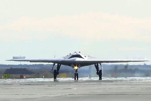 Được thiết kế với công nghệ tàng hình, máy bay có khả năng bay xa tới 6.000 km với tốc độ tối đa 1.400 km/h. Đặc biệt, Okhotnik hoạt động hiệu quả khi kết hợp với máy bay Su-57, tạo thành một hệ thống tác chiến hoàn chỉnh và mạnh mẽ trên chiến trường.