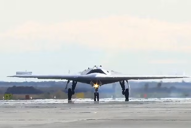 Được thiết kế với công nghệ tàng hình, máy bay có khả năng bay xa tới 6.000 km với tốc độ tối đa 1.400 km/h. Đặc biệt, Okhotnik hoạt động hiệu quả khi kết hợp với máy bay Su-57, tạo thành một hệ thống tác chiến hoàn chỉnh và mạnh mẽ trên chiến trường.