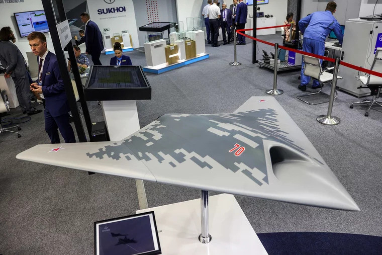 Okhotnik là một UAV tấn công hạng nặng do Công ty Sukhoi sản xuất, nặng 20 tấn và có thể mang theo vũ khí dẫn đường như tên lửa và bom.