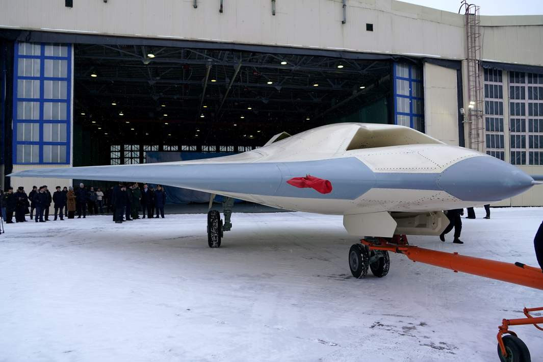 Okhotnik được đánh giá là một trong những UAV tiên tiến nhất hiện nay, có khả năng thực hiện các nhiệm vụ chiến đấu ở độ sâu lãnh thổ đối phương, đặc biệt trong điều kiện phòng không dày đặc. Điều này mang lại cho Nga một "cánh tay dài" để tấn công các mục tiêu từ xa, giảm nguy cơ cho máy bay có người lái và tăng cường hiệu quả tác chiến.