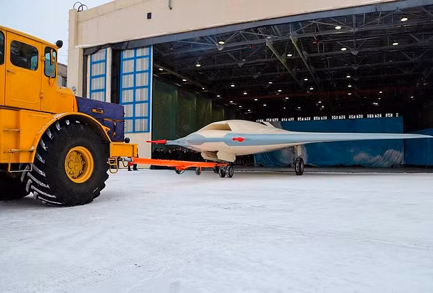 Khả năng tàng hình của Okhotnik được thể hiện qua thiết kế hình dạng đặc biệt và lớp phủ chống radar, giúp giảm diện tích phản xạ radar một cách đáng kể. Thêm vào đó, các chi tiết như ống xả động cơ cũng được thiết kế để giảm thiểu tín hiệu nhiệt, làm giảm khả năng bị phát hiện bởi các hệ thống phòng không của đối phương.