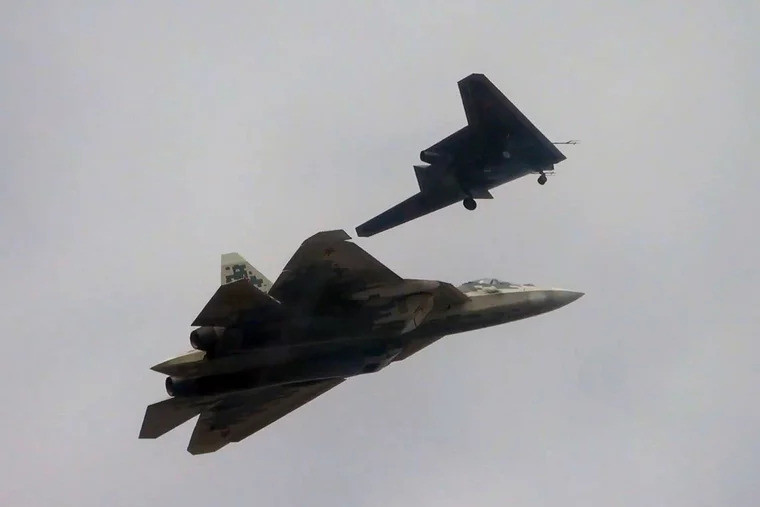 Với sự kết hợp giữa công nghệ tàng hình, vũ khí dẫn đường và khả năng hoạt động tự động nhờ trí tuệ nhân tạo, Okhotnik hứa hẹn sẽ là vũ khí quan trọng trong kho vũ khí hiện đại của Nga, góp phần thay đổi cục diện chiến trường trong tương lai. (Nguồn ảnh: Bộ Quốc phòng Nga, TASS, RIA Novosti, OTA Novosti, X, Global Look Press).