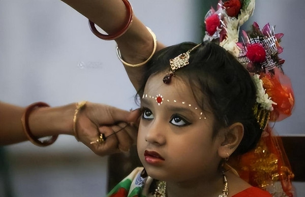 Hệ thống "thánh nữ" có lịch sử hàng nghìn năm ở Ấn Độ, bắt nguồn từ chế độ đẳng cấp. Trong xã hội phân chia giai cấp nghiêm ngặt, các gia đình nghèo khó buộc phải gửi hay bán con gái vào đền thờ từ khi còn nhỏ. Các tu sĩ cao cấp tuyên bố rằng những cô gái này đã "kết hôn với thần linh", trở thành "nữ tỳ của thần" và đặt cho họ danh hiệu "thánh nữ" cao quý. Tuy nhiên, thực chất họ đã mất tự do hoàn toàn và trở thành tài sản của đền thờ và các tu sĩ.