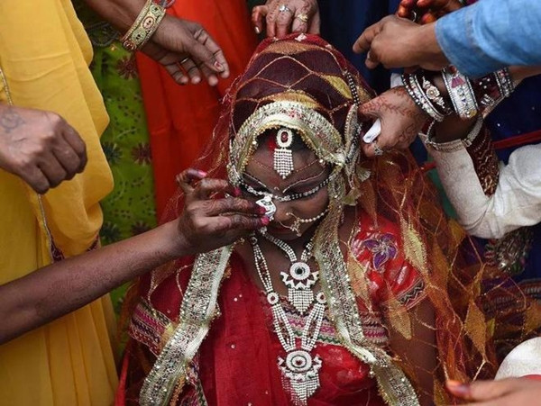 Đáng nói, trong số 42.000 "thánh nữ" ở Andhra Pradesh, có gần 20.000 người nhiễm HIV. Do phải phục vụ nhiều người, những "thánh nữ" này góp phần làm gia tăng số ca nhiễm HIV mới ở Ấn Độ lên 300.000 ca mỗi năm.