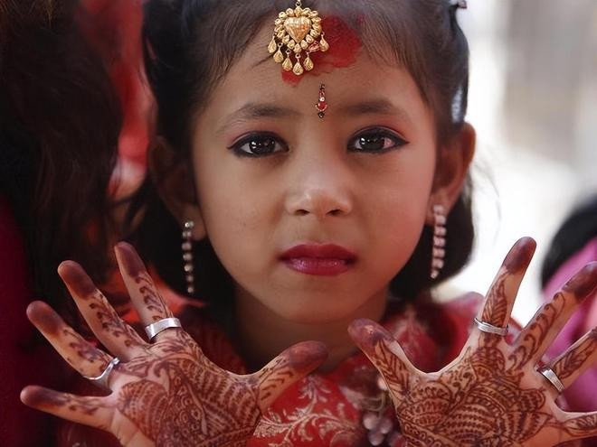 Trong sách cổ có ghi lại, khi trở thành "thánh nữ", các bé gái sẽ được trang điểm xinh đẹp trong buổi lễ hoành tráng, thường tham dự các buổi lễ kèm theo âm nhạc nghi lễ phong phú và trở thành nhân vật chính trên sân khấu. Tuy nhiên, trên thực tế, ai cũng biết mình sẽ bắt đầu một cuộc sống tủi nhục, đau khổ.