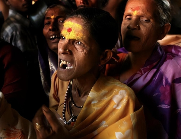 Khi già đi, số phận của "thánh nữ" cũng rất bi đát. Những người may mắn có thể tiếp tục phục vụ trong đền và tham gia vào việc tuyển chọn "thánh nữ" mới. Những người kém may mắn sẽ bị đuổi ra khỏi đền và chết trong cô độc vì họ không thể trở về với gia đình của mình.