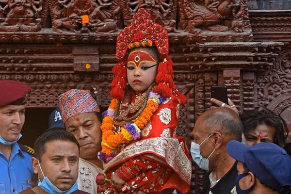 Buồn thay, do địa vị thấp kém của phụ nữ trong xã hội Ấn Độ, những "thánh nữ" này hầu như không được ai quan tâm, kể cả chính quyền. Sự thờ ơ này đã góp phần làm lan rộng dịch HIV/AIDS, khiến nó trở thành căn bệnh gây tử vong hàng đầu ở Ấn Độ.