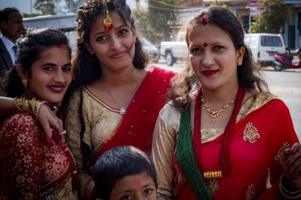 Thời xưa, sau khi trở thành "thánh nữ", những cô gái này phải cắt đứt mọi liên hệ với gia đình và từ bỏ quyền kết hôn truyền thống. Họ bị biến thành công cụ thỏa mãn dục vọng cho các tu sĩ cao cấp, đôi khi còn bị "tặng" cho các nhà hảo tâm quyền quý. Nếu làm trái ý tu sĩ, họ có thể bị giết chết không thương tiếc. Thậm chí, họ còn phải lừa dối các cô gái khác để tiếp tục duy trì hệ thống này.