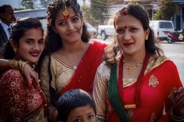 Thời xưa, sau khi trở thành "thánh nữ", những cô gái này phải cắt đứt mọi liên hệ với gia đình và từ bỏ quyền kết hôn truyền thống. Họ bị biến thành công cụ thỏa mãn dục vọng cho các tu sĩ cao cấp, đôi khi còn bị "tặng" cho các nhà hảo tâm quyền quý. Nếu làm trái ý tu sĩ, họ có thể bị giết chết không thương tiếc. Thậm chí, họ còn phải lừa dối các cô gái khác để tiếp tục duy trì hệ thống này.