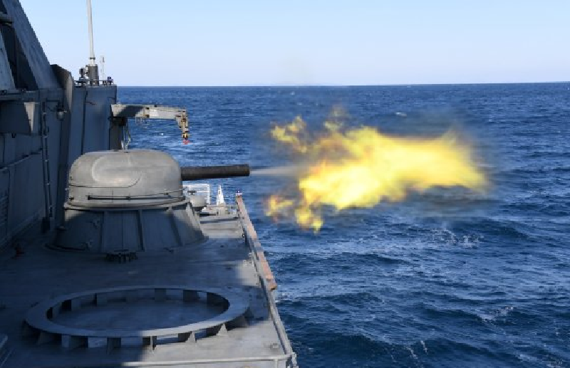 Ukraine đã sử dụng nhiều loại tàu không người lái khác nhau: các tàu trinh sát nhanh, drone hỗ trợ với súng máy, máy quét nhiệt, và các tàu tấn công. Trong số đó có các tàu không người lái Magura-V5 và Sea Baby. Ít nhất 10 tàu không người lái dự kiến sẽ tiếp cận cầu Crimea. Ảnh: Rg.ru.