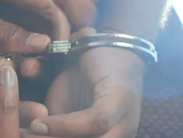 Theo điều tra ban đầu của cảnh sát, Bhengra và Kumari đã có mối quan hệ tình cảm kéo dài nhiều năm. Tuy nhiên, ẩn giấu sau vẻ ngoài bình thường là một bí mật động trời, gã trai Bhengra đã bí mật kết hôn với một người phụ nữ khác mà không hề báo cho Kumari biết.