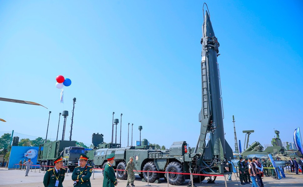 Tên lửa R-17E có chiều dài 11,25m, đường kính thân 0,88m, trọng lượng phóng 5,9 tấn.