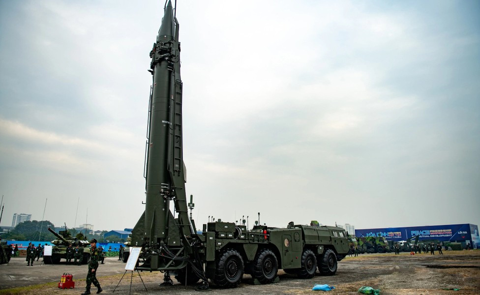 Hệ thống dẫn đường sử dụng 3 con quay hồi chuyển cho phép đạt độ chính xác tương đối, bán kính lệch mục tiêu 450 m.