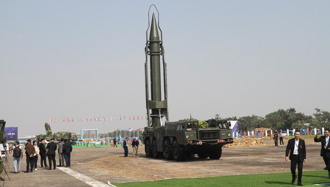 Với đầu đạn thuốc nổ, tốc độ va chạm 1,4 km/s sẽ tạo ra hố sâu 1,5-4 m, rộng 12 m.