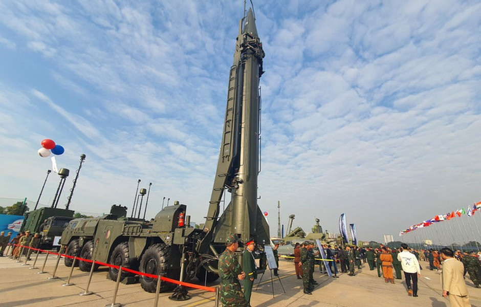 R-17E là tên gọi đạn tên lửa thuộc tổ hợp tên lửa đạn đạo chiến dịch – chiến thuật xuất khẩu 9K72E Elbrus. Tuy nhiên, thông thường thì phương Tây vẫn gọi chung một cái tên cho cả hệ thống – tên lửa đạn đạo Scud.