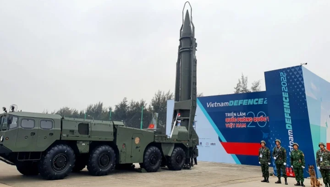 Đạn tên lửa R-17E được đặt trên bệ phóng di động 9P117 Uragan dựa trên khung gầm cơ sở xe vận tải hạng nặng MAZ-543.