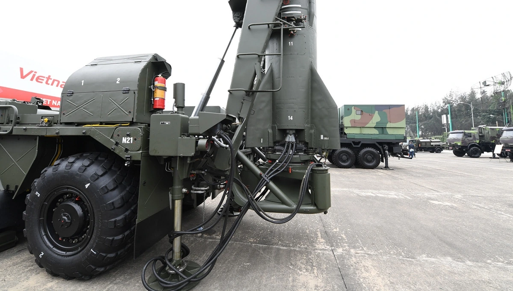 Cũng theo SIPRI, vào năm 1998 Việt Nam đã mua từ Triều Tiên hàng chục quả tên lửa đạn đạo tầm ngắn Hwasong-6 (Hỏa Tinh 6), đây là phiên bản sao chép dựa trên nguyên mẫu Scud-C.