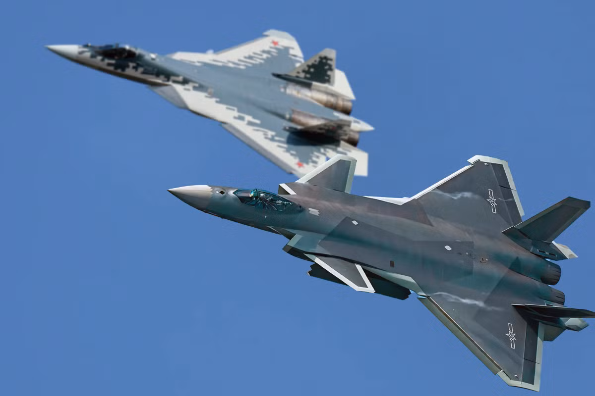 Su-57 và J-20 đều đại diện cho những tiến bộ mới nhất về kỹ thuật hàng không trên thế giới, với các vật liệu tiên tiến, thiết bị điện tử hàng không và tích hợp vũ khí hiện đại. Mỗi máy bay đều cho thấy những điểm mạnh riêng và độc đáo về khí động học, yếu tố tàng hình và triết lý thiết kế. Ảnh: Noticias de Israel.