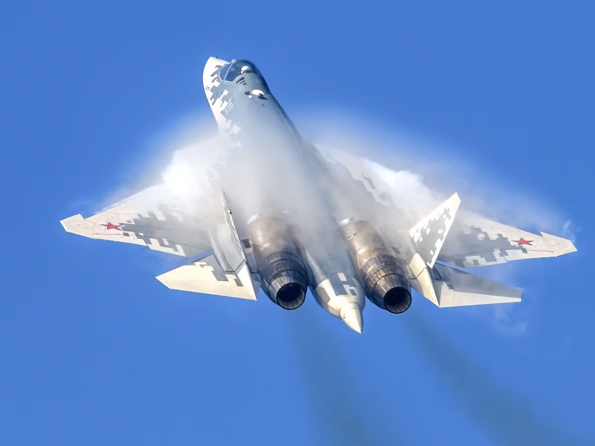 Trong khi đó, Su-57 được trang bị động cơ đẩy vector tiên tiến và khả năng bẻ góc linh hoạt, giúp máy bay thực sự vượt trột trong không chiến tầm gần. Su 57 sử dụng một loại sơn dựa trên cấu trúc nano nguyên tử sắt được sắp xếp đặc biệt, có khả năng hấp thụ sóng rađa rất tốt. Ảnh: The National Interest.