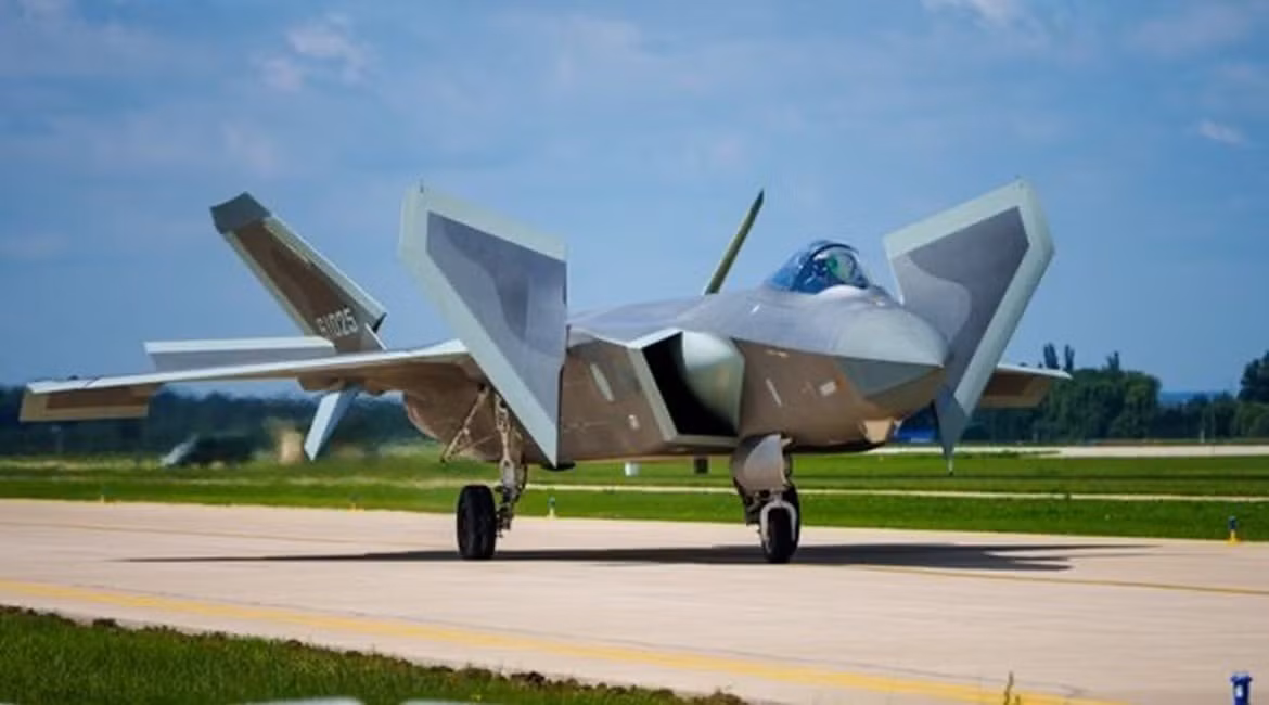 Cả Trung Quốc và Nga đều đang tích cực cải tiến những chiếc máy bay thế hệ thứ 5 của mình. J-20 dự kiến sẽ được nâng cấp động cơ và các tính năng tàng hình để có thể tích hợp công nghệ AI. Phía Nga cũng đã công bố mẫu Su-57 được nâng cấp, bao gồm hệ thống điện tử hàng không tiên tiến và có khả năng có động cơ mạnh hơn.