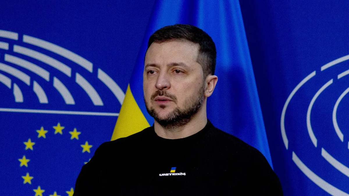 Từ năm 2023, cách thức giao tiếp của Zelensky với trong nước bắt đầu bị chỉ trích, đặc biệt là khi ông ít trả lời giới truyền thông Ukraine và tránh các chủ đề nhạy cảm như huy động quân sự hay an ninh năng lượng. Cuộc họp báo ngày 27/8 của ông còn gây ra tranh cãi khi ông phản ứng gay gắt với một câu hỏi về những người thân cận trong chính quyền của mình.