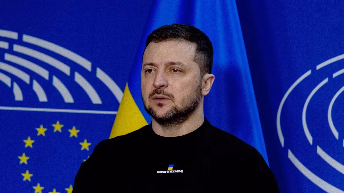 Từ năm 2023, cách thức giao tiếp của Zelensky với trong nước bắt đầu bị chỉ trích, đặc biệt là khi ông ít trả lời giới truyền thông Ukraine và tránh các chủ đề nhạy cảm như huy động quân sự hay an ninh năng lượng. Cuộc họp báo ngày 27/8 của ông còn gây ra tranh cãi khi ông phản ứng gay gắt với một câu hỏi về những người thân cận trong chính quyền của mình.