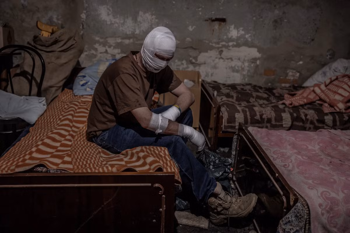 Mỗi hình ảnh, mỗi câu chuyện đều nhắc nhở chúng ta về giá trị của hòa bình và sự sống giữa bối cảnh khốc liệt của chiến tranh.