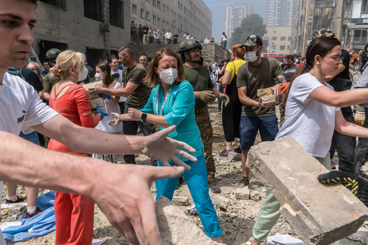 Cách khu vực giao tranh giữa hai lực lượng chỉ một cây số, các tình nguyện viên và đội cứu hộ vẫn đang hết sức tranh thủ sơ tán người dân khỏi các làng mạc sát tiền tuyến, mọi khoảnh khắc đều nhắc nhở về giá trị của cuộc sống giữa đạn bom.