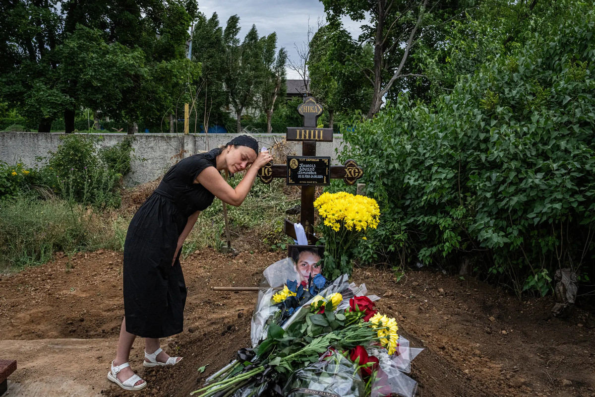 Hàng loạt hình ảnh về những lễ tang của các binh sĩ, những cảnh ôm nhau khóc bên quan tài người thân đã ngã xuống, là minh chứng cho sự tàn khốc của chiến tranh.