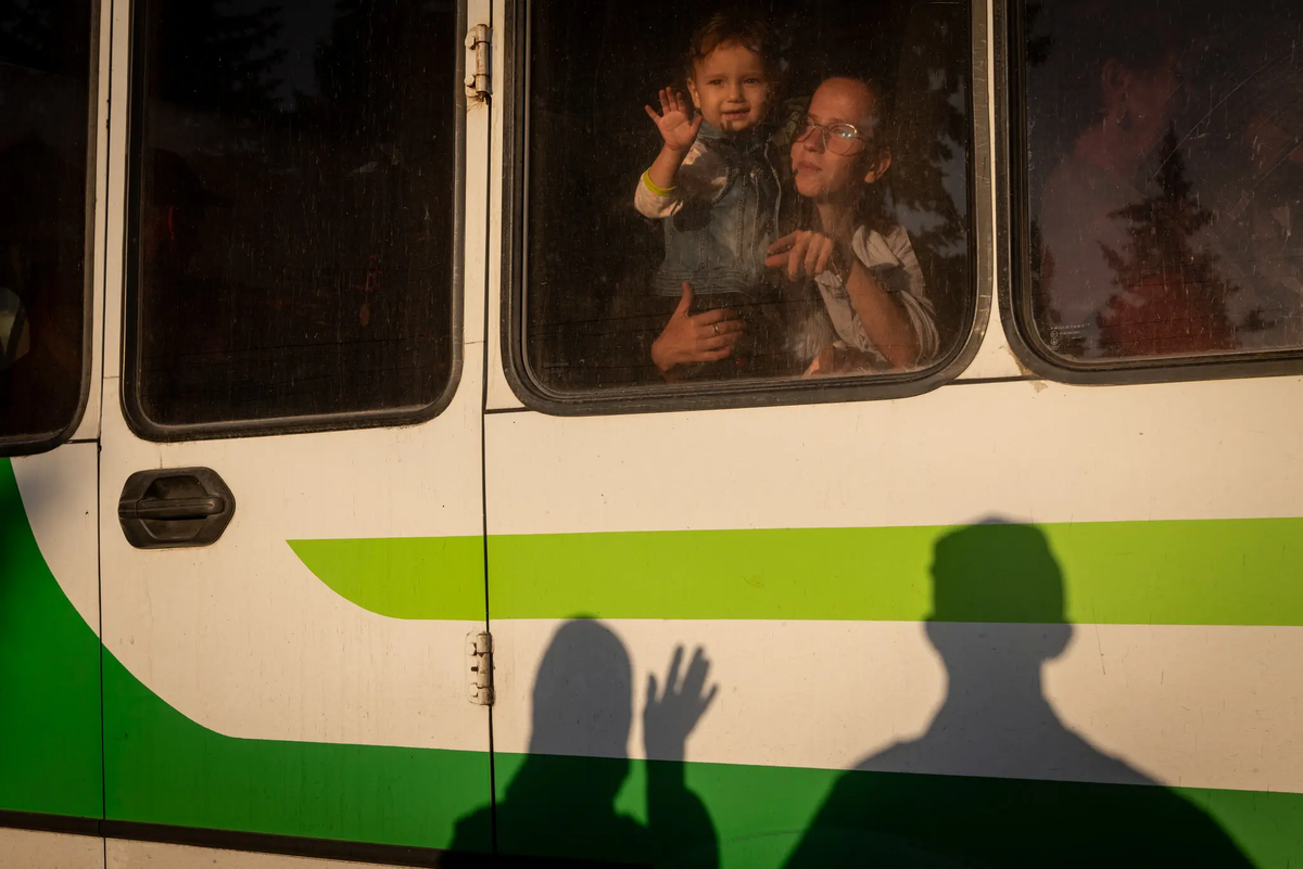 Những hình ảnh do các phóng viên từ New York Times và nhiều tổ chức khác ghi lại không chỉ phản ánh sự khốc liệt của cuộc chiến mà còn ghi lại những khoảnh khắc nhân văn đáng nhớ.