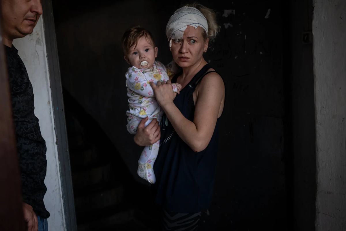 Hàng triệu người dân Ukraine phải sống dưới mưa bom, trong cảnh mất điện, nhiều hệ thống cơ sở hạ tầng bị phá hủy nghiêm trọng. Những ngôi trường, bệnh viện và cơ sở văn hóa bị tàn phá, hàng triệu người đã mất nhà cửa.