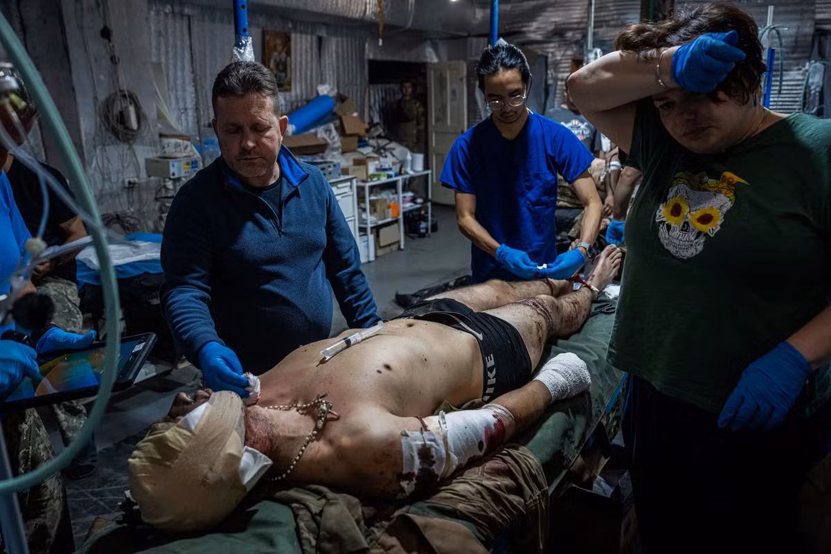 Trong ảnh, các chiến binh Ukraine bị thương nặng được các đơn vị y tế, tình nguyện viên chăm sóc và đưa đến bệnh viện.