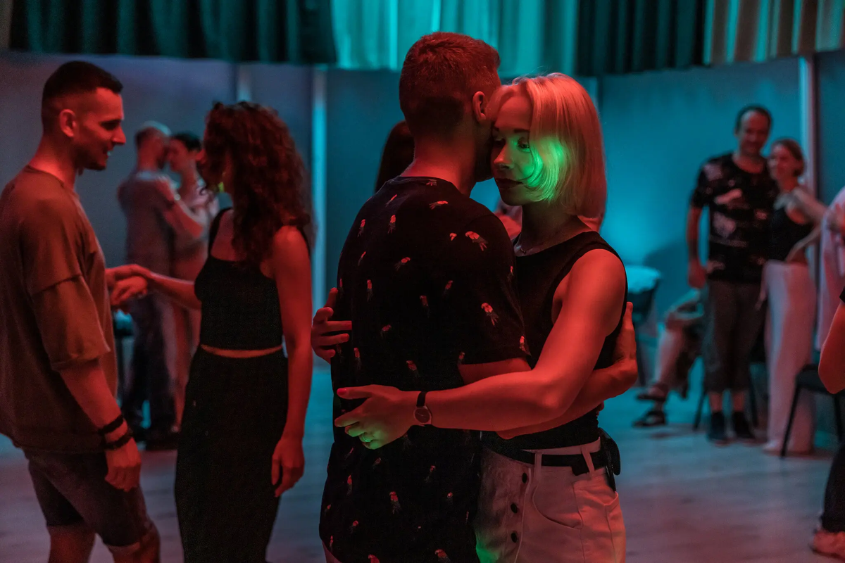 Dù phải đối mặt với chiến tranh, người dân Ukraine vẫn duy trì các hoạt động hàng ngày. Trong ảnh, những cặp đôi trẻ tại thủ đô Kiev vẫn tham gia vào các buổi khiêu vũ hay thậm chí tổ chức đám cưới, bất chấp bối cảnh tàn khốc xung quanh.