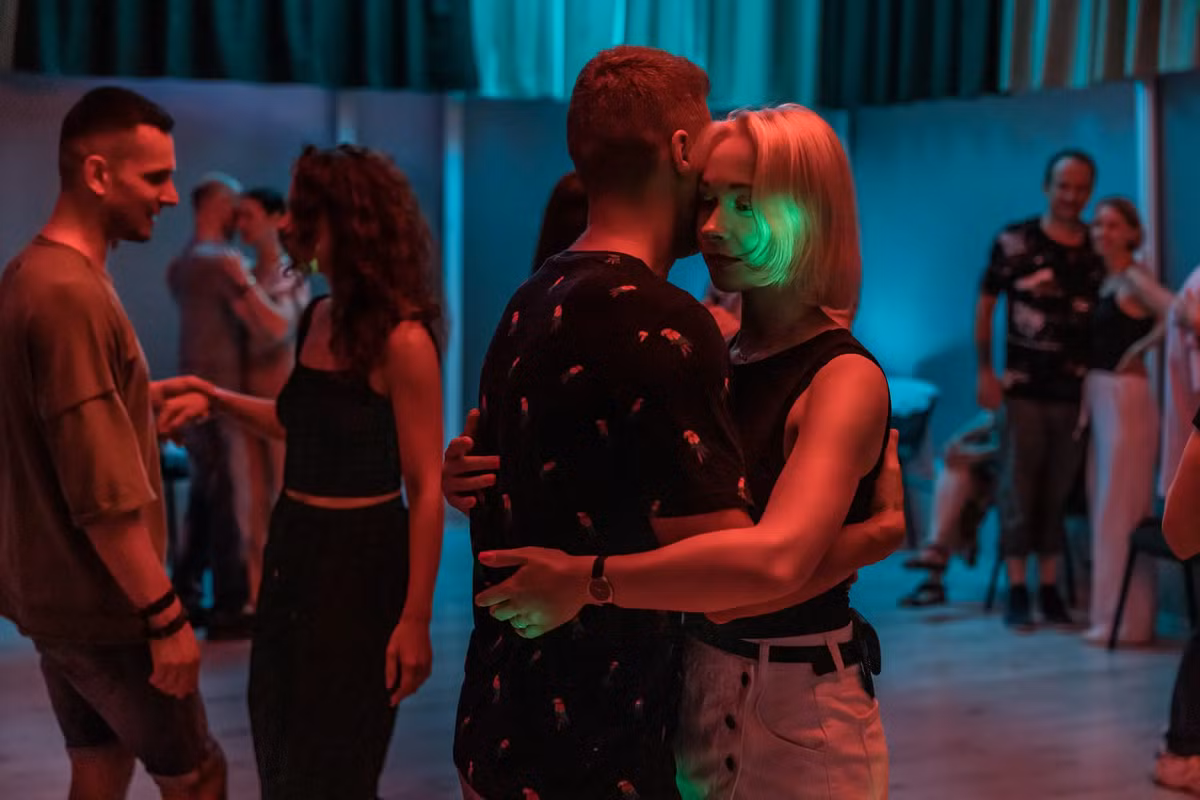 Dù phải đối mặt với chiến tranh, người dân Ukraine vẫn duy trì các hoạt động hàng ngày. Trong ảnh, những cặp đôi trẻ tại thủ đô Kiev vẫn tham gia vào các buổi khiêu vũ hay thậm chí tổ chức đám cưới, bất chấp bối cảnh tàn khốc xung quanh.