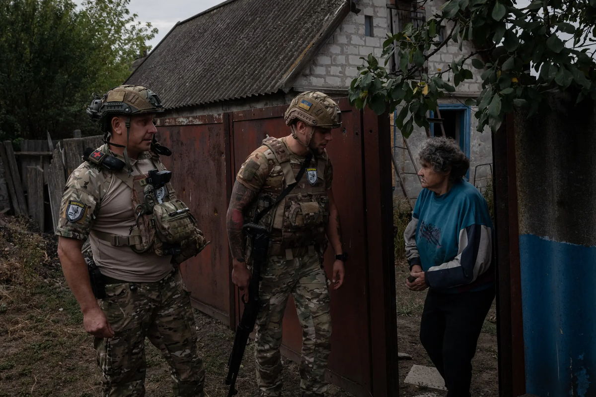 Ở một nơi khác, đội cảnh sát đặc nhiệm “Thiên thần Trắng” giúp sơ tán một phụ nữ ở gần tiền tuyến ở quận Pokrovsk. Những đoàn người sơ tán tiếp tục lên xe buýt, chia tay người thân trong nước mắt.