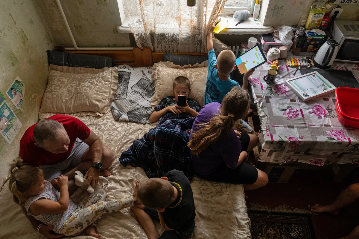 Hay câu chuyện về gia đình Serhii Mokropolov, một người cha đã đưa 5 trong số 8 đứa con của mình đi lánh nạn tại một nơi trú ẩn ở ngoại ô Kharkiv.