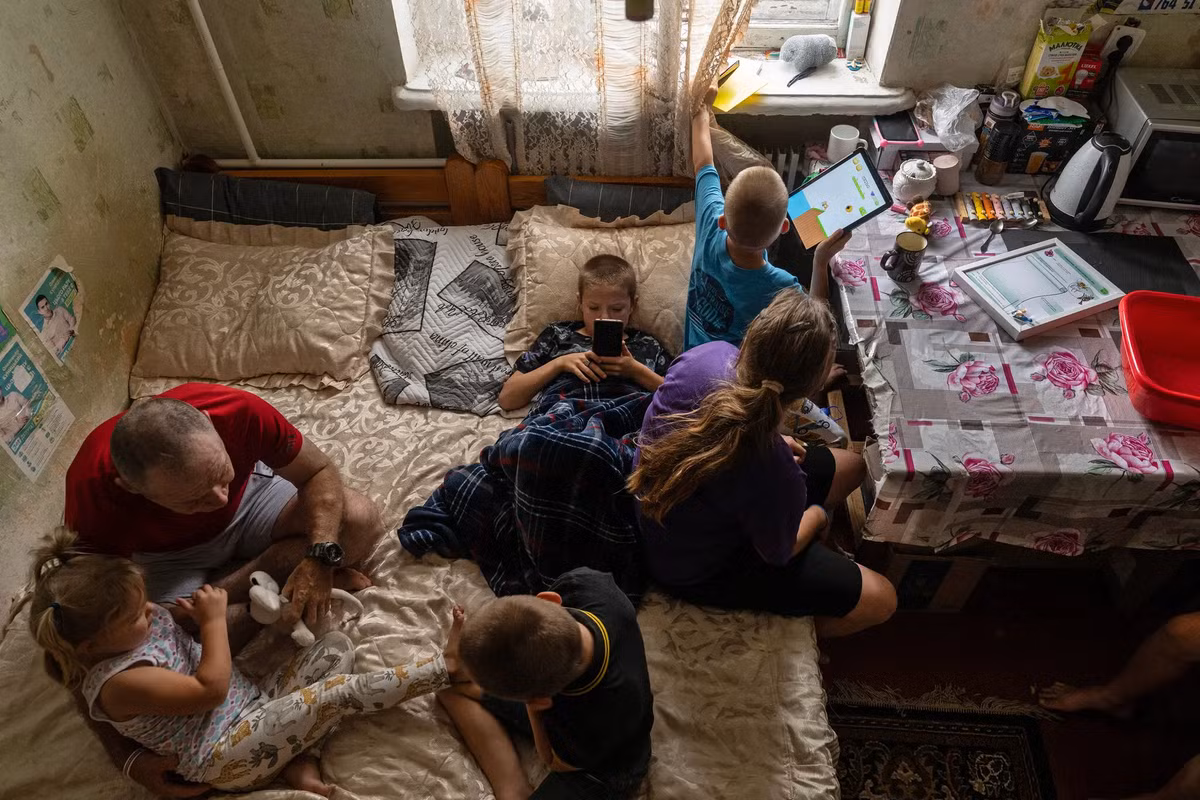 Hay câu chuyện về gia đình Serhii Mokropolov, một người cha đã đưa 5 trong số 8 đứa con của mình đi lánh nạn tại một nơi trú ẩn ở ngoại ô Kharkiv.