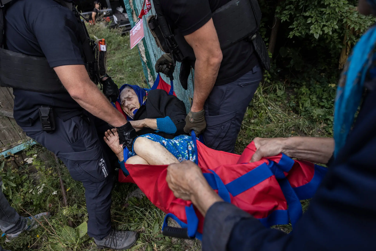 Dưới làn mưa bom đạn, những câu chuyện cảm động về sự hy vọng vẫn còn hiện hữu. Cụ bà 90 tuổi Nina Klymenko đã được đội cứu hộ sơ tán khỏi ngôi nhà chỉ cách biên giới Nga tám cây số.