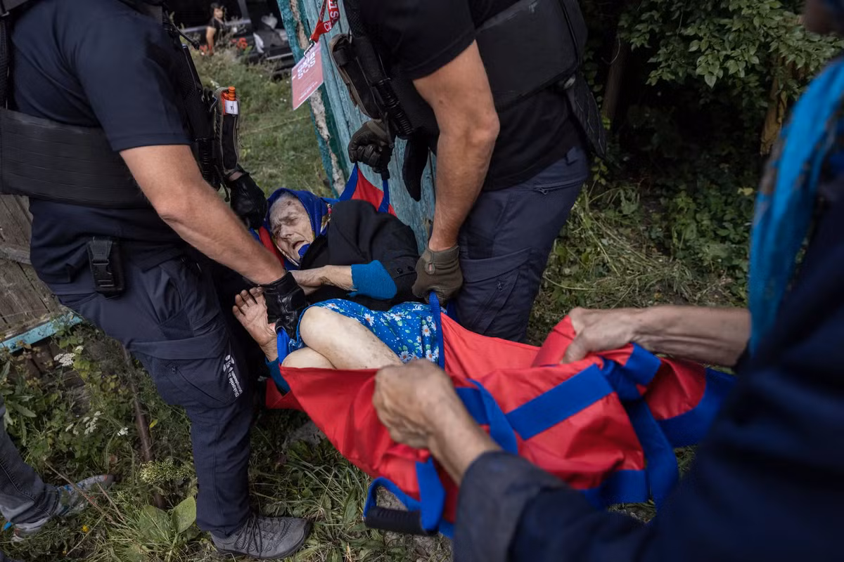 Dưới làn mưa bom đạn, những câu chuyện cảm động về sự hy vọng vẫn còn hiện hữu. Cụ bà 90 tuổi Nina Klymenko đã được đội cứu hộ sơ tán khỏi ngôi nhà chỉ cách biên giới Nga tám cây số.