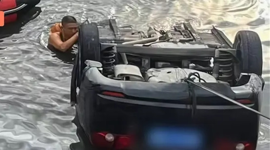 Theo thông tin ban đầu, vào tháng 8 vừa qua, chiếc ô tô do Lưu điều khiển đã rơi xuống sông tại huyện An Hóa, tỉnh Hồ Nam. Sau khi gặp nạn, Lưu kịp thời thoát khỏi chiếc xe trong khi người ngồi ghế phụ - cha của anh - không thoát ra kịp nên chết đuối. Theo Lưu, ngày hôm đó anh chở cha mình đi chơi.