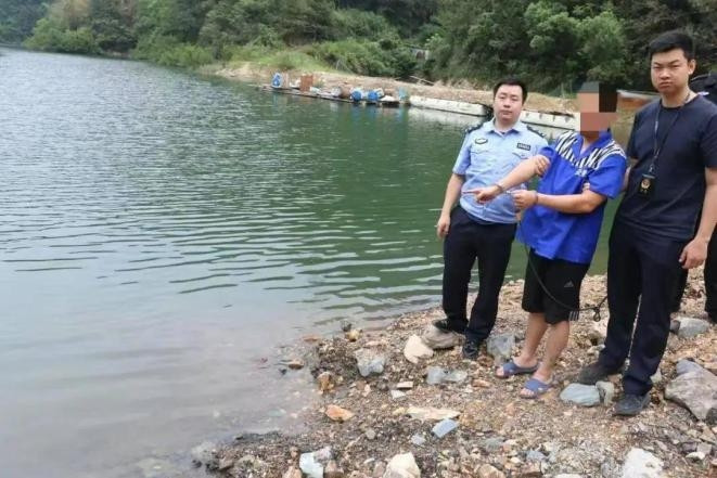 Theo lời kể của người hàng xóm, Lưu rất ít khi về thăm quê sau khi lớn lên, họ cũng không biết nhiều về cuộc sống của anh ta. Ban đầu, họ đều nghĩ cha của Lưu bị chết đuối nên đã giúp đỡ tổ chức tang lễ tại nhà. Người hàng xóm còn nhớ, Lưu đã khóc rất nhiều trong tang lễ. Sau tang lễ, Lưu đã rời khỏi làng. Hai tuần sau, cảnh sát đến làng và khai quật thi thể của cha Lưu từ sau núi để giám định pháp y, lúc đó họ mới biết đây là một vụ giết người có chủ đích.