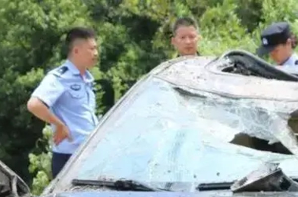 Lưu từng kinh doanh và kiếm được một số tiền, thậm chí từng lái xe sang như BMW và Lincoln về thăm quê. Tuy nhiên, Lưu lại không hề biết ơn và phụng dưỡng, báo hiếu cha mẹ. Anh ta sống cùng vợ và ba con gái ở thành phố. Căn nhà cũ của gia đình Lưu vẫn là một ngôi nhà gỗ cũ kỹ với những ô cửa sổ vỡ và tấm biển hiệu bị bong tróc, khiến nó trở nên nổi bật giữa những ngôi nhà được tân trang mới xung quanh.