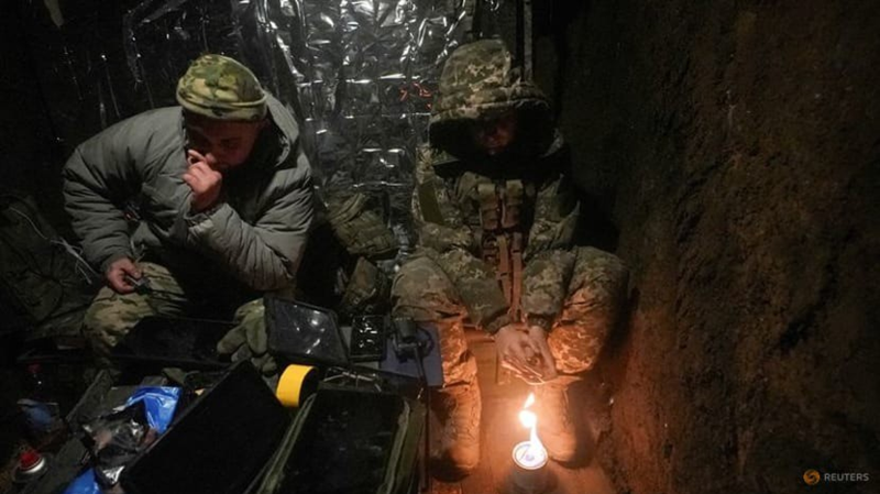 Chính vì lý do này, ngày càng có nhiều lời kêu gọi rút lui từ phía các chỉ huy Ukraine. Đặc biệt, cựu đại tá của Cơ quan An ninh Ukraine (SBU), ông Oleg Starikov, bày tỏ ý kiến rằng khả năng Quân đội Ukraine rút khỏi các vị trí này là rất cao. Ông nhấn mạnh rằng Quân đội Nga đã giành được thế chủ động chiến lược, trong khi điều kiện đối với Quân đội Ukraine ngày càng xấu đi. Ảnh: Reuters.