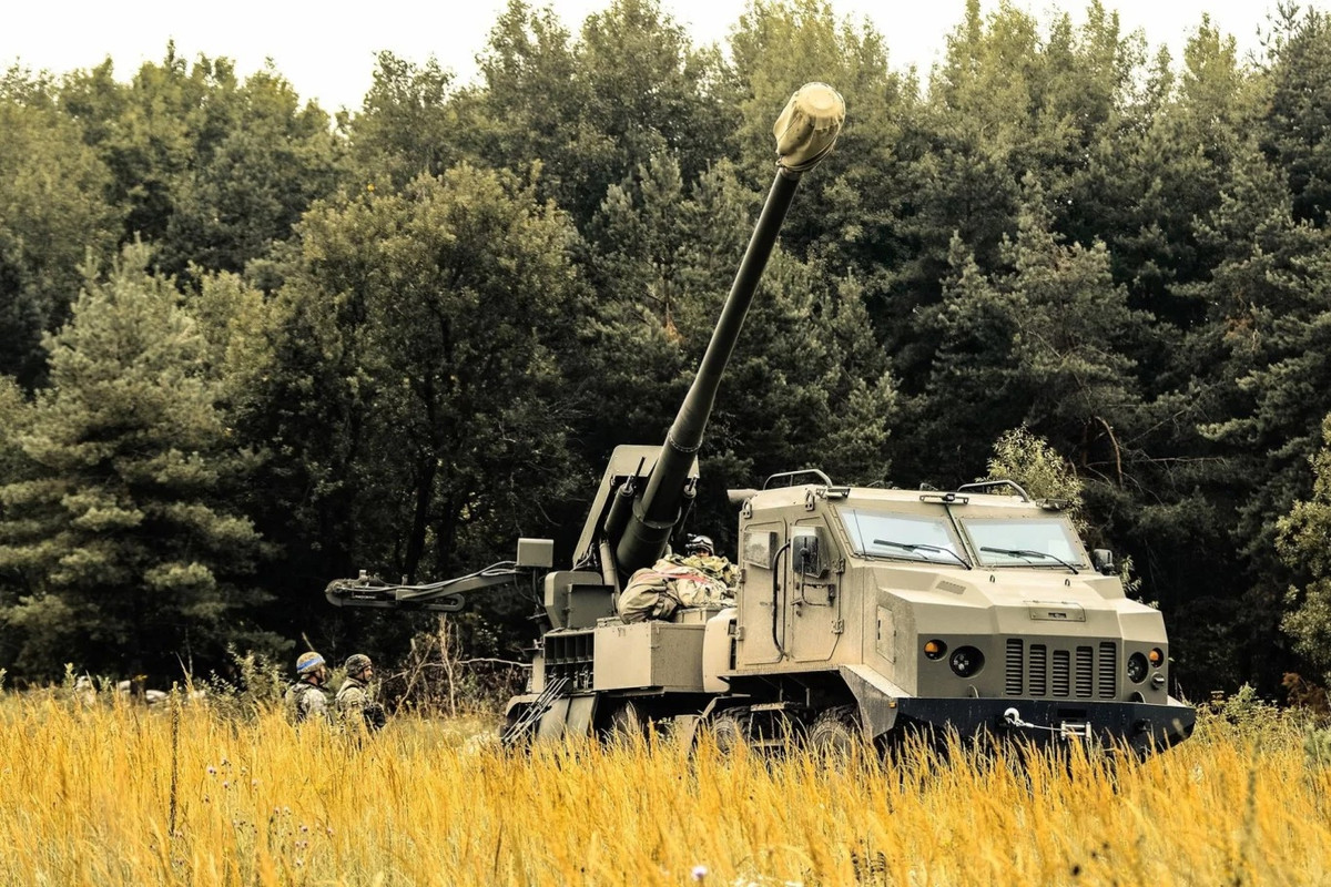 Vào ngày 30/10, Tổng thống Volodymyr Zelensky tuyên bố, Ukraine hiện đang sản xuất gần 20 pháo tự hành Bohdana mỗi tháng. Tổng thống Zelensky cũng nhấn mạnh những thành tựu mà ngành công nghiệp quốc phòng Ukraine đã đạt được trong thời gian qua. Ảnh: Army Recognition.