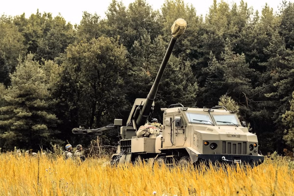 Vào ngày 30/10, Tổng thống Volodymyr Zelensky tuyên bố, Ukraine hiện đang sản xuất gần 20 pháo tự hành Bohdana mỗi tháng. Tổng thống Zelensky cũng nhấn mạnh những thành tựu mà ngành công nghiệp quốc phòng Ukraine đã đạt được trong thời gian qua. Ảnh: Army Recognition.